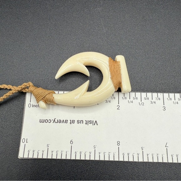Hawaiian Māori Carved Bone Hook Pendant Hand-carved Cream and Rope Necklace - Picture 5 of 9